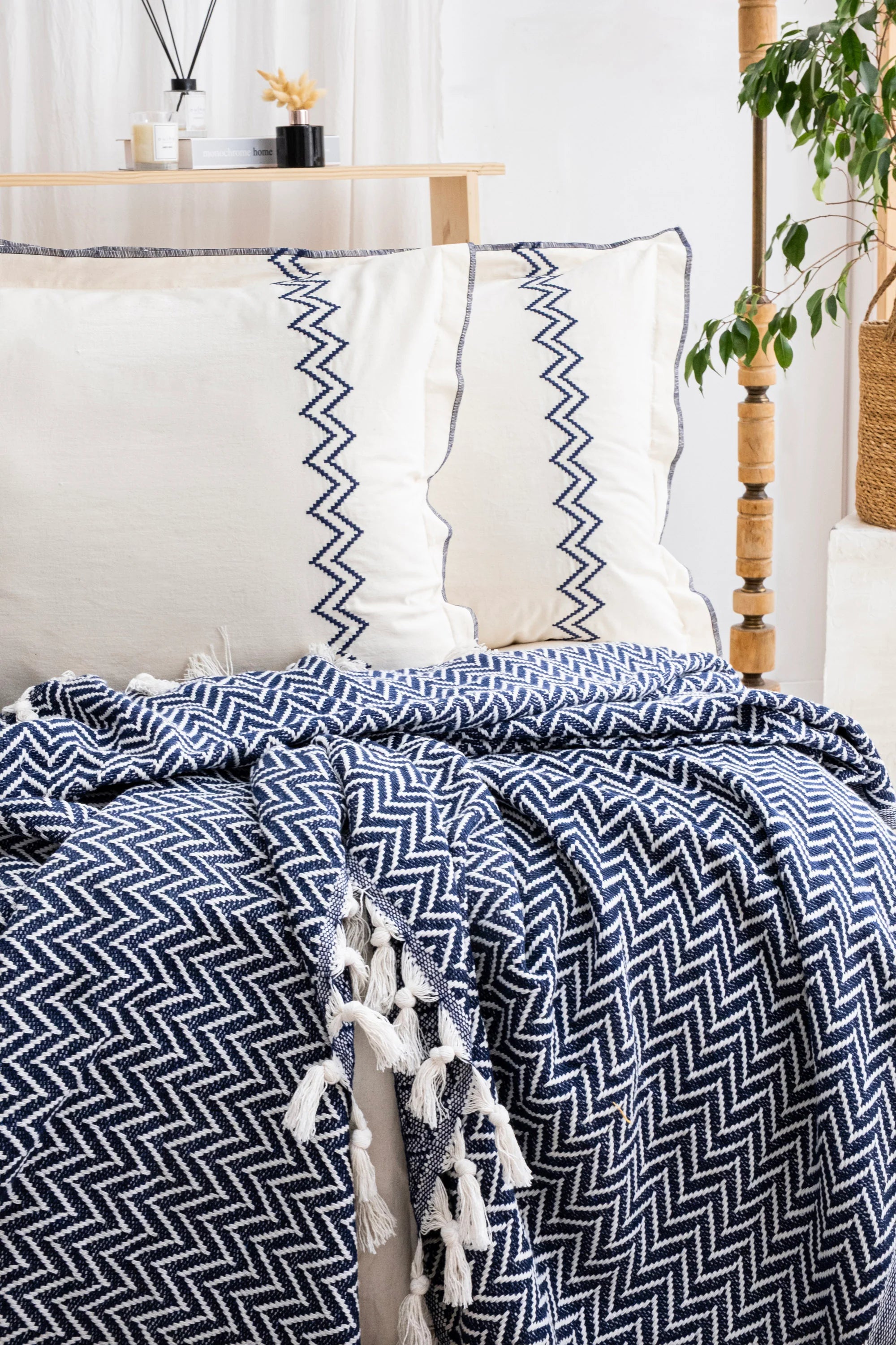 LUNA LACİVERT YATAK ÖRTÜSÜ